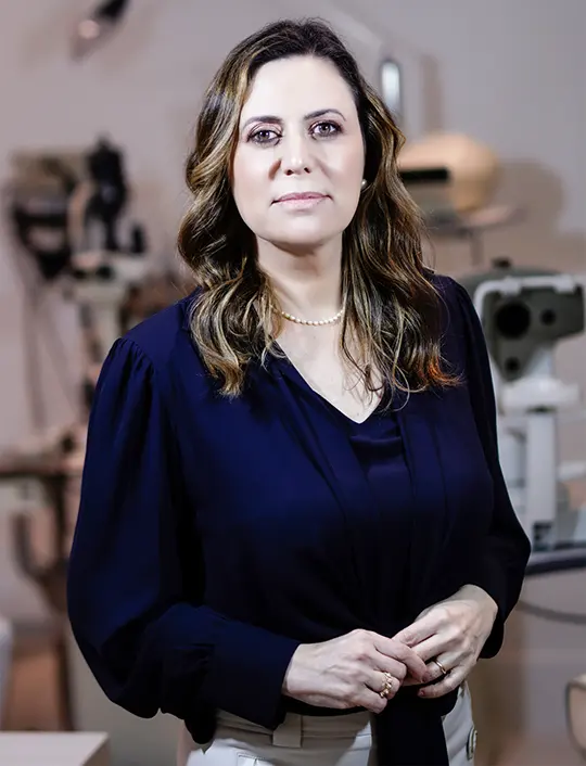 Dra. Helaine Zampar em seu consultório de oftalmologia