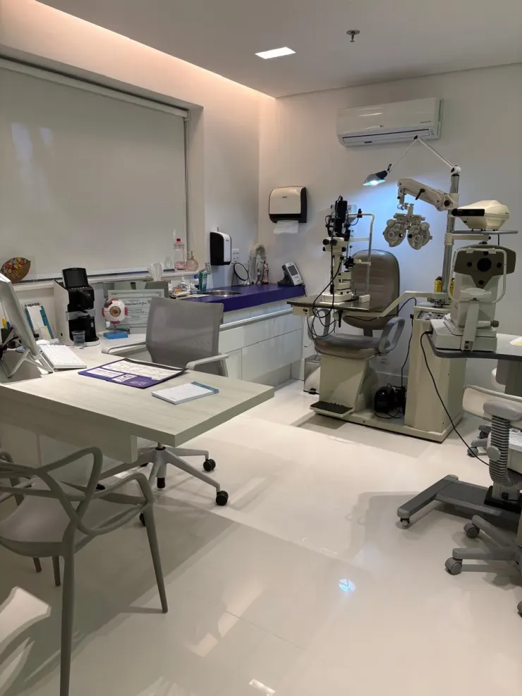 Consultório de oftalmologia equipado